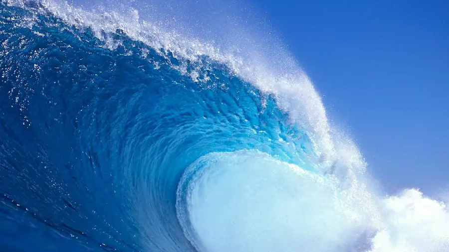 Strange image of a huge wave returning in the blue ocean in HD quality