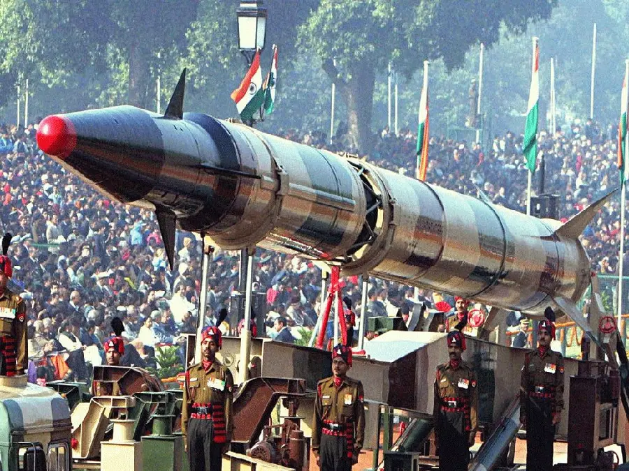 Download a picture of the unveiling of a large Indian missile with the presence of people for Instagram stories and posts
