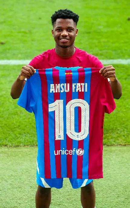 Photo of Ansu Fati introducing him with number 10 in Barcelona