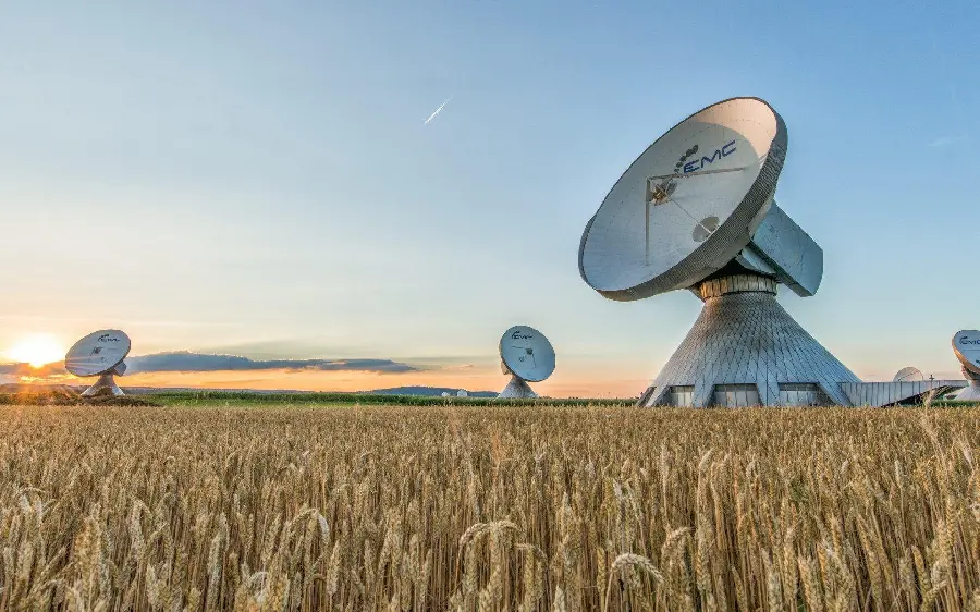 ImageBeautiful 4K of a large satellite dish in a wheat field