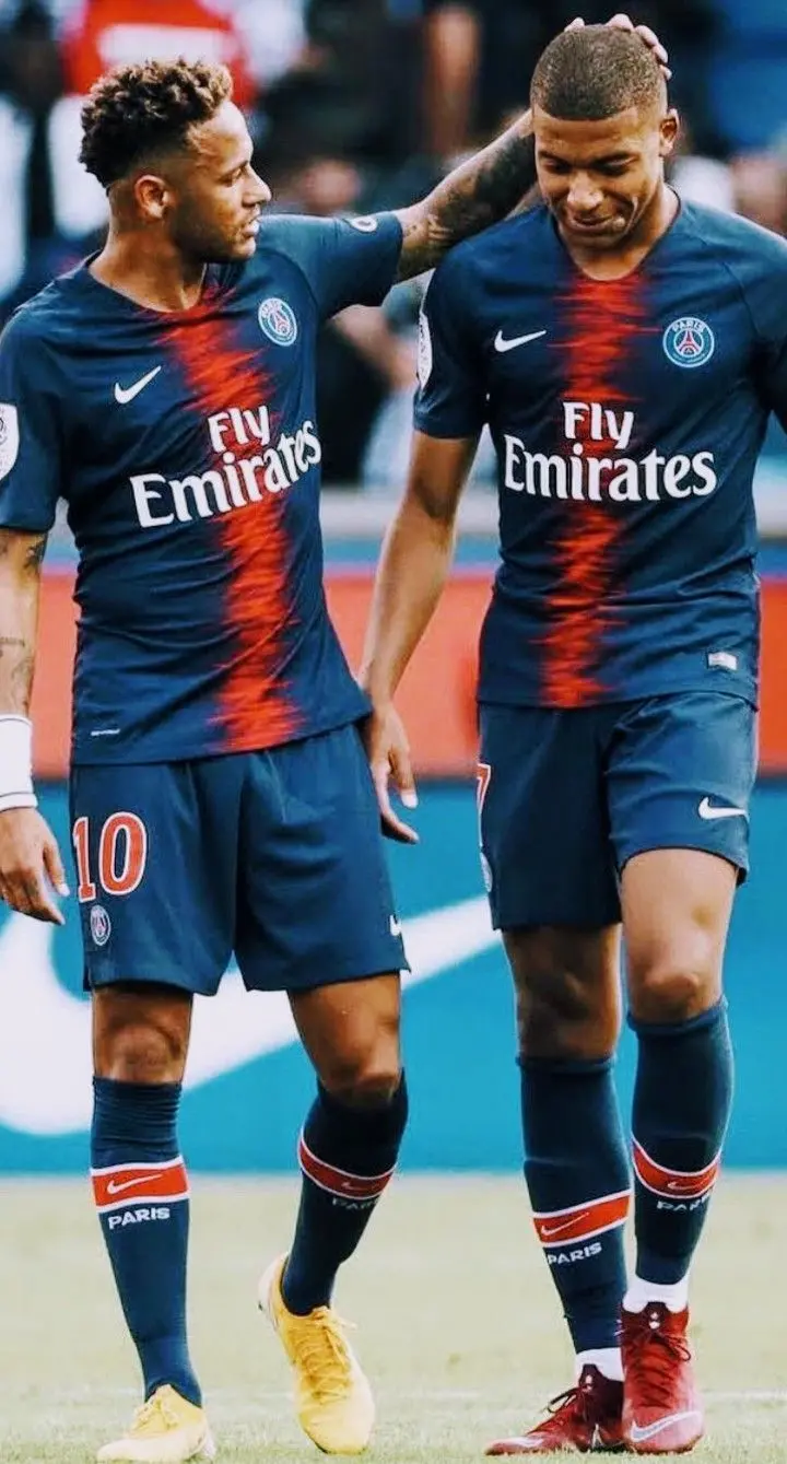 Download the clear background image of Neymar stroking Mbappe's head with his hand 
