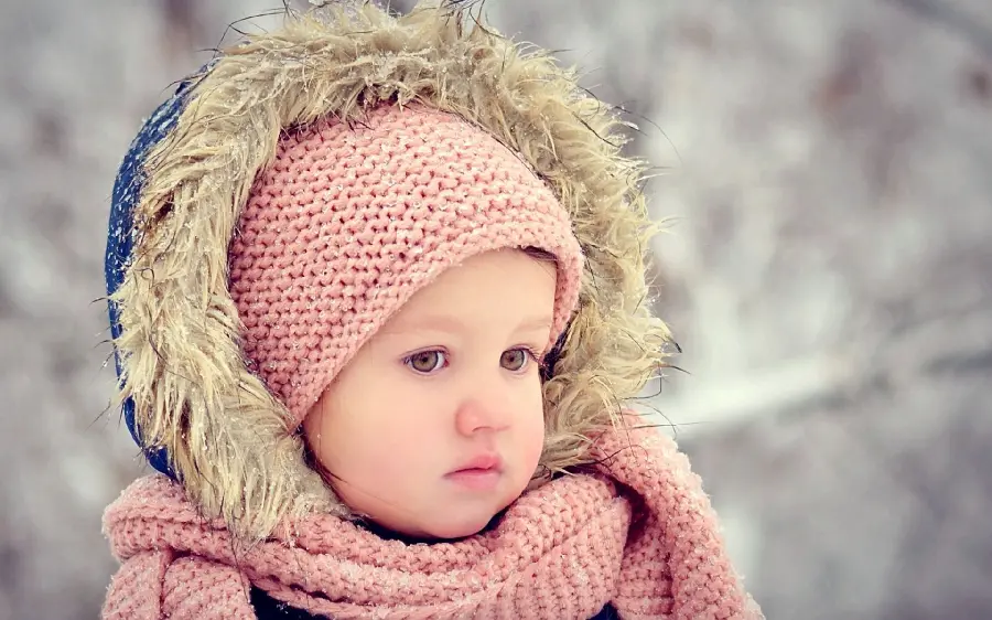 New photo of a foreign little girl with a pink winter dress for Windows 10 background