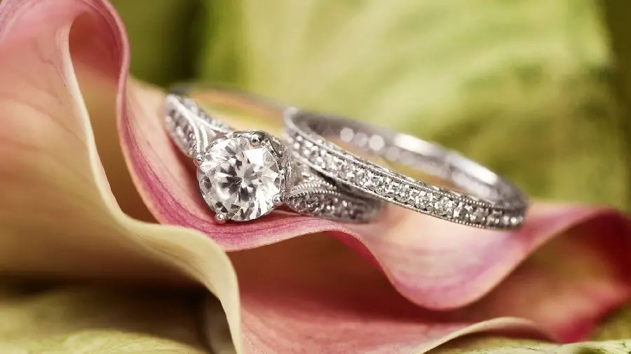 Download a high-quality background photo of a unique diamond ring and ring back