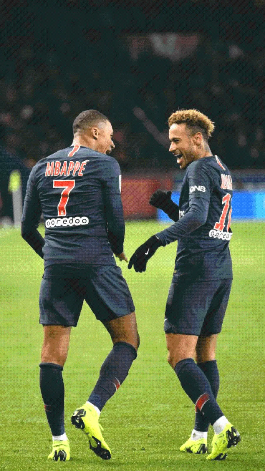 Image of Neymar and Mbappe laughing and joking with each other