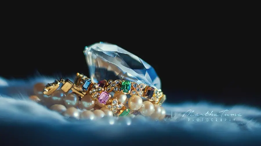 Luxury profile picture of striking and expensive jewelry for Telegram and WhatsApp 