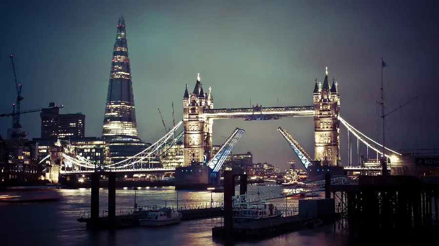 Exciting and Cool Wallpaper of the Big City at Night 2022