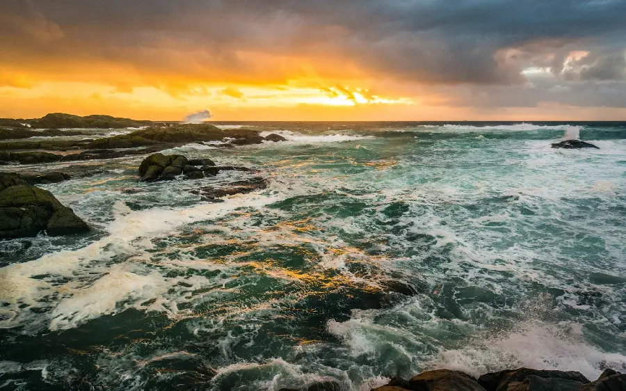 Amazing wallpaper and background of the movement of ocean waters between rocks in the ocean nature