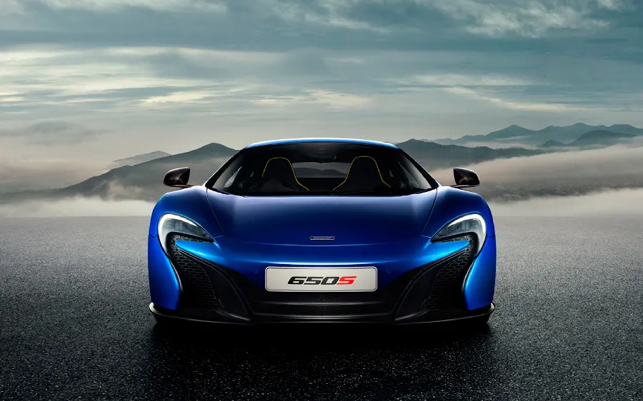 Superb 660 S car wallpaper in shiny blue