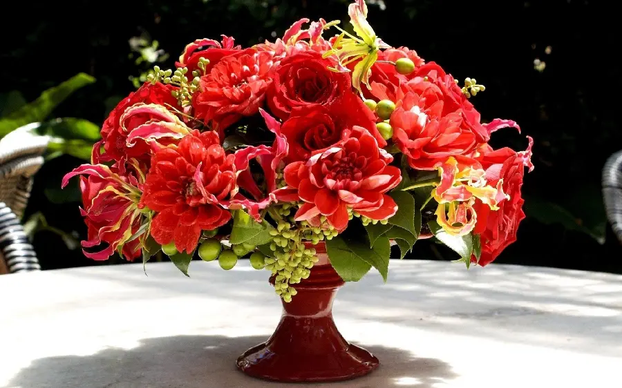 Download a cool profile picture with an attractive red bouquet design