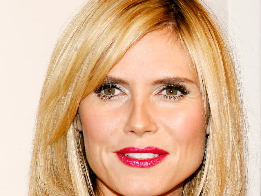 Download a brilliant photo of Heidi Klum with attractive red lipstick in 8k quality