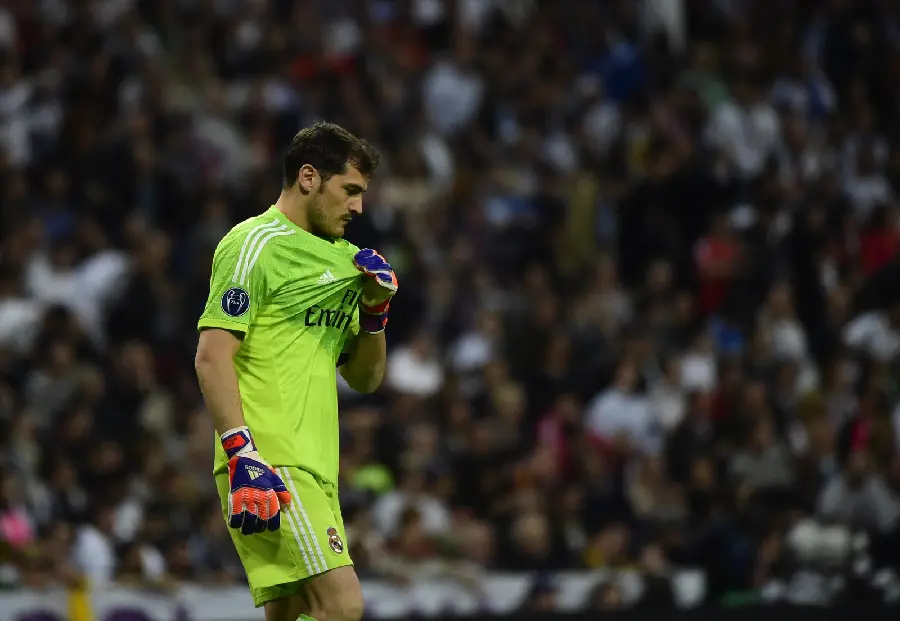 High quality picture of Casillas in midfield