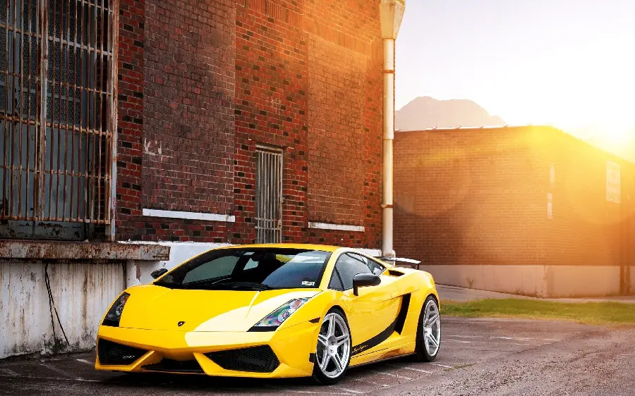 The latest photo of a gorgeous yellow Lamborghini in original quality