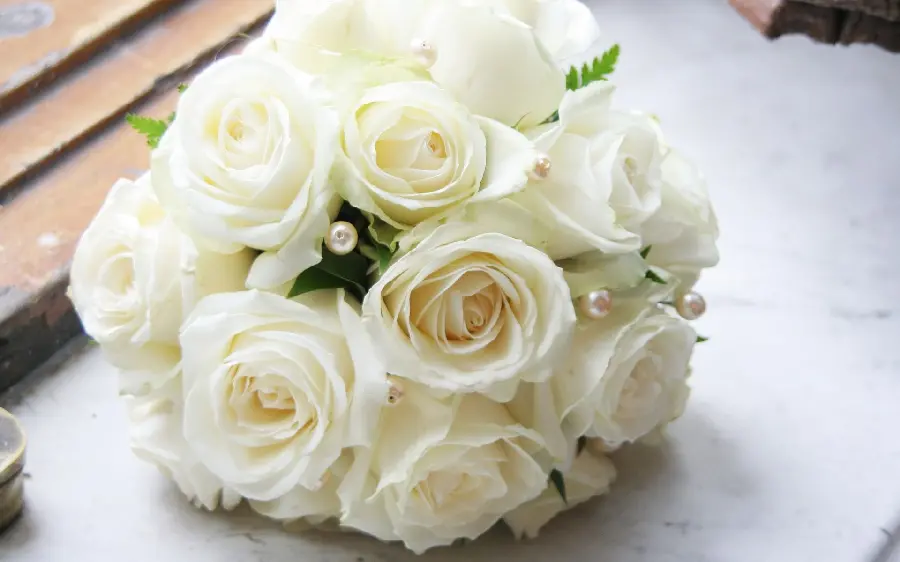 Download a beautiful image of a white rose bouquet with pearls in it in high quality
