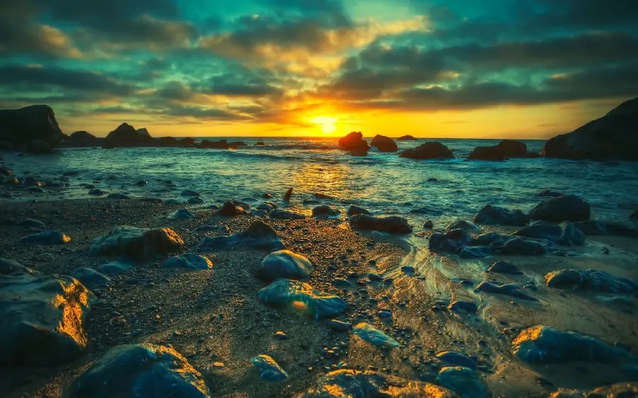 The hottest view of the sea sunset with pleasant yellow and blue-green lights for WhatsApp 