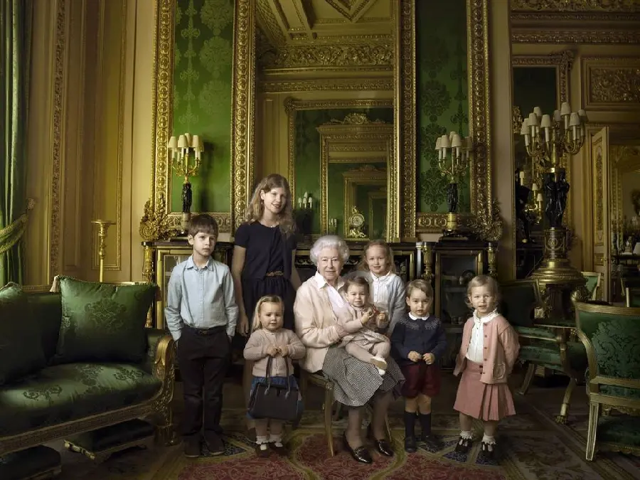 Queen Elizabeth's photo with the descendants of the British royal family