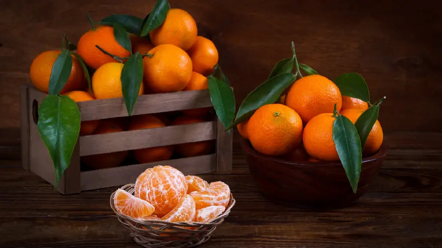 Photo of orange fruits in a basket on the table