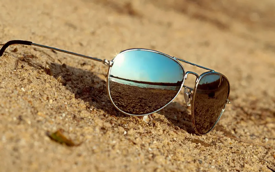 Pure WallpaperSunglasses on the beach for laptop 