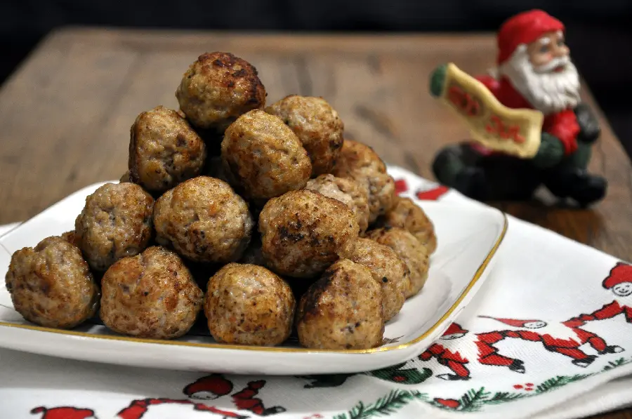 Stock photo of traditional meatballs next to a Santa Claus doll suitable for mobile profiles