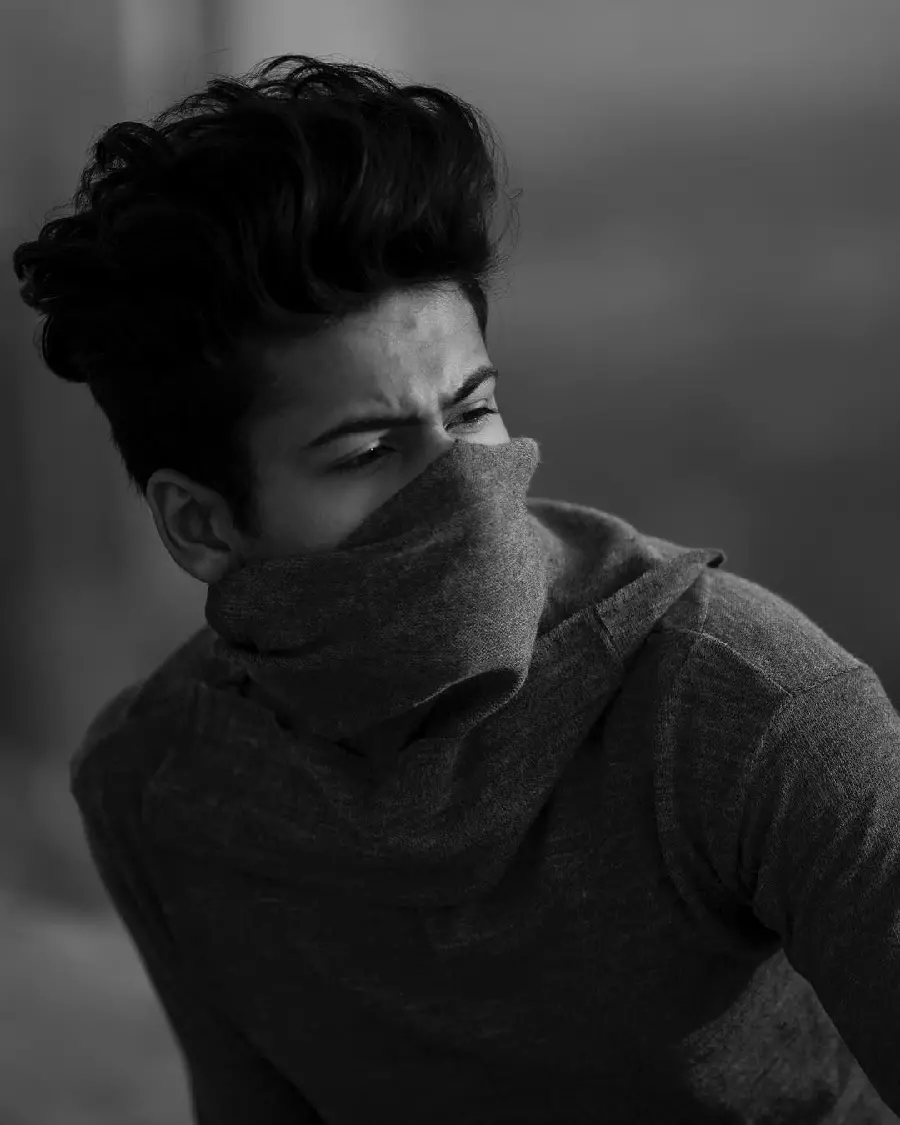 Special profile picture of a boy with a dumb look and a mask