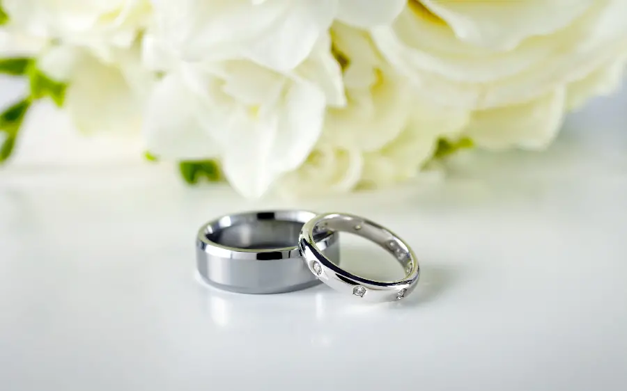 Classy photo of beautiful bride and groom rings in HD quality suitable for mobile