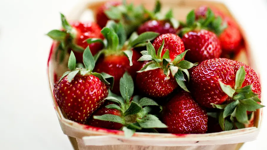 Download wallpaper and background of delicious and colorful strawberries in high quality