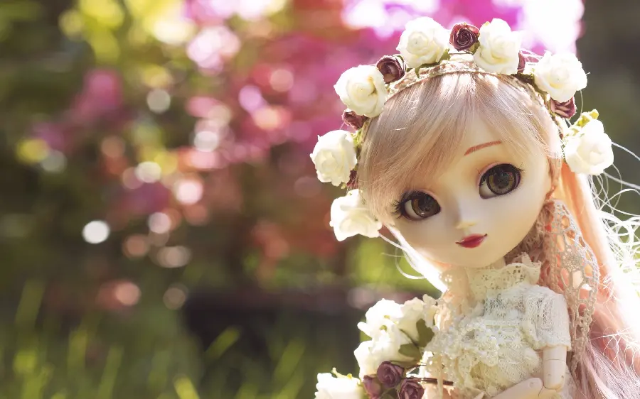 Lovely and dreamy wallpaper with a doll design