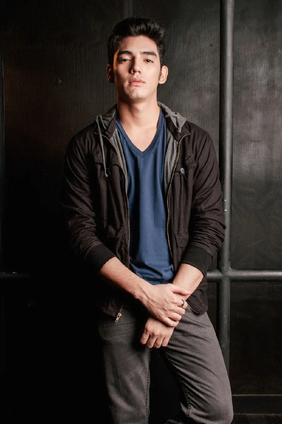 Download a masterpiece wallpaper of a foreign man model in comfortable clothing for Windows 10