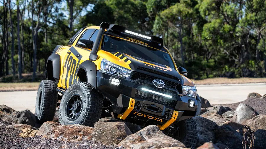 Download the best image of the exciting Toyota Hilux among the rocks