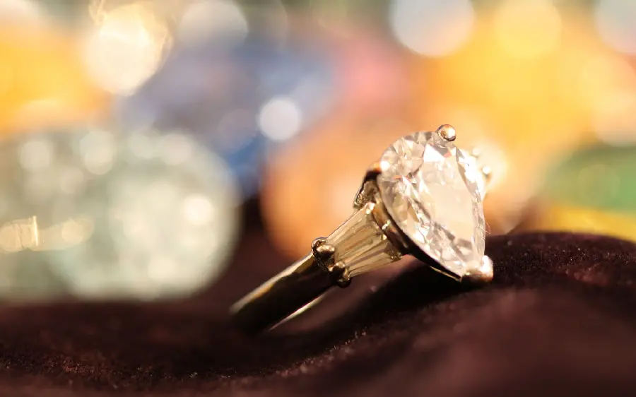 Download an unknown background of a diamond ring on a matte background