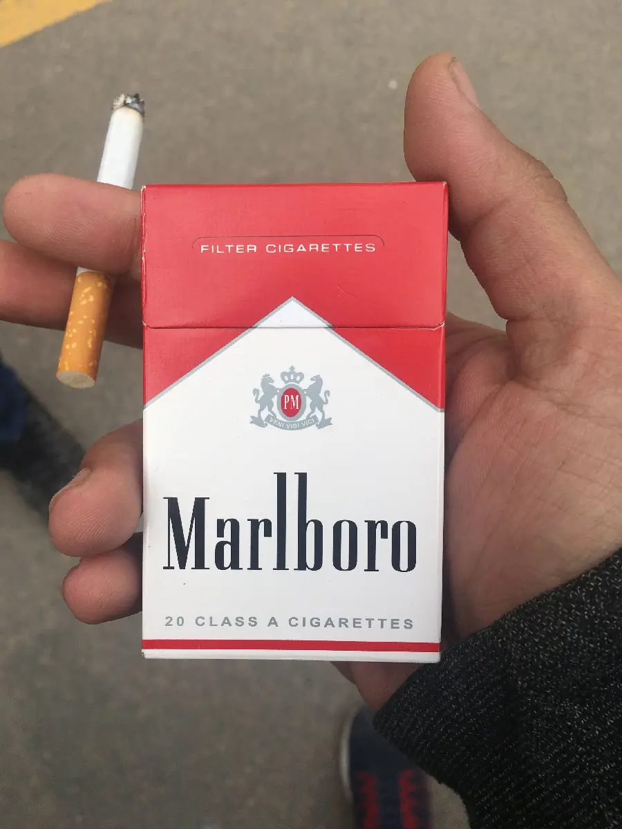 Wallpaper of a Marlboro Cigarette Pack in the Hands of a Man in FUII HD Quality