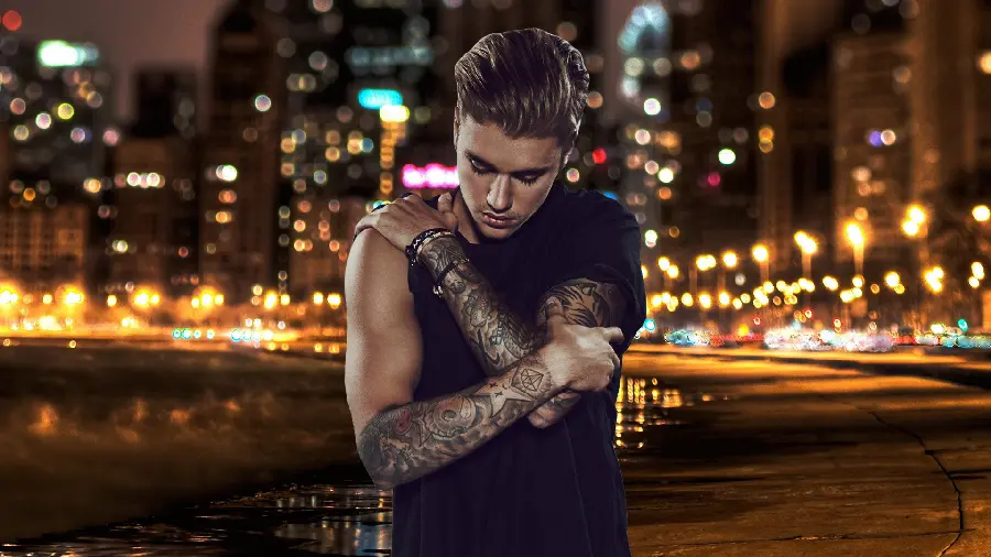 Special photo of Justin Bieber in the impressive beauty of the city at night