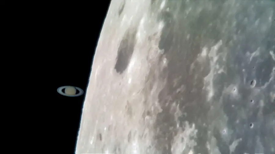 The most interesting 4K mobile background with a view of Saturn from the moon