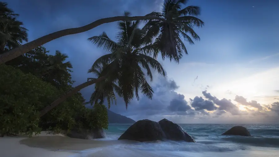 Relaxing wallpaper of the seashore for laptops and computers 