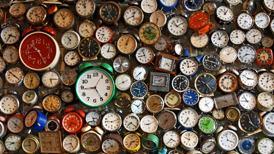 New Ultra HD Wallpaper with Colorful Clock Wall Design 