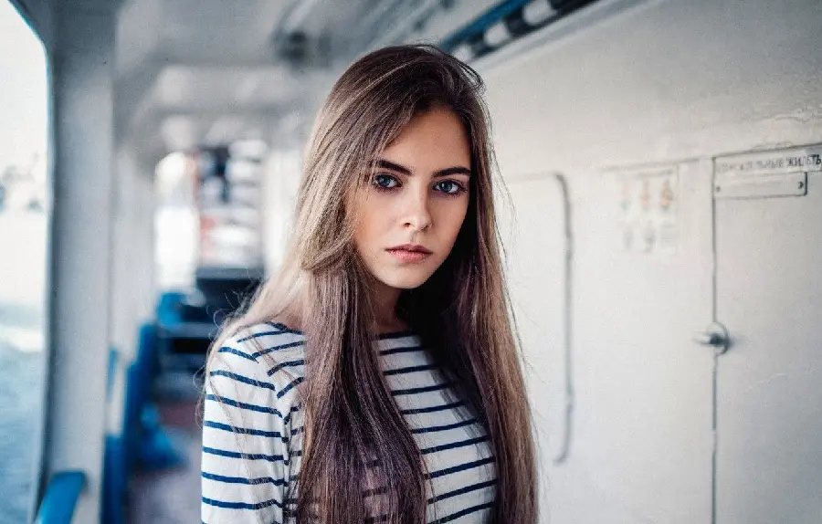 Download a memorable wallpaper for Apple laptop of a beautiful Nescafe-haired girl in a dress Rae Rae