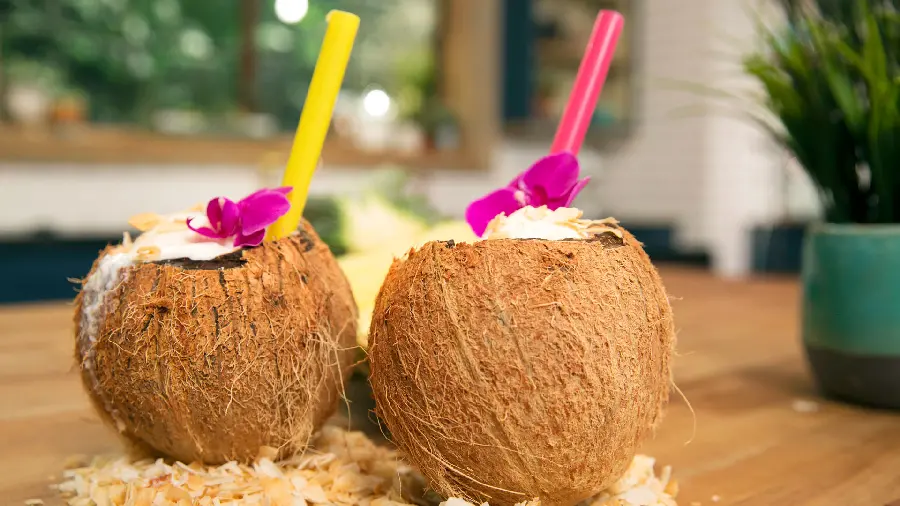Free download of a beautiful image of two delicious coconut drinks with a pleasant decoration