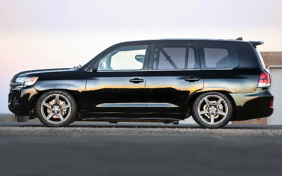 Download Photo of the Side View of the Toyota Land Cruiser