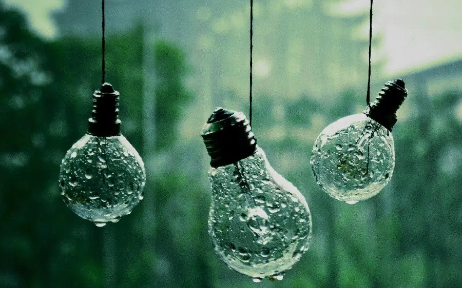 A spectacular wallpaper with a lamp design hanging in the rain
