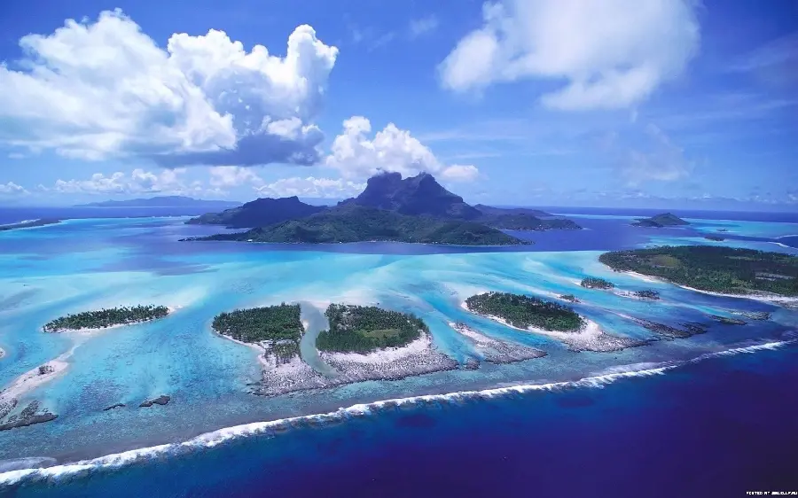 Download a magical profile picture for your phone of the ocean and mountains and green, vivid nature in hd quality