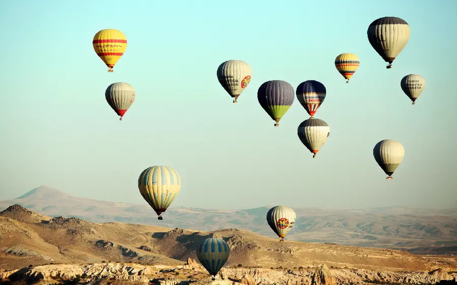 Awesome image of a balloon flying in the sky for your Windows 11 background