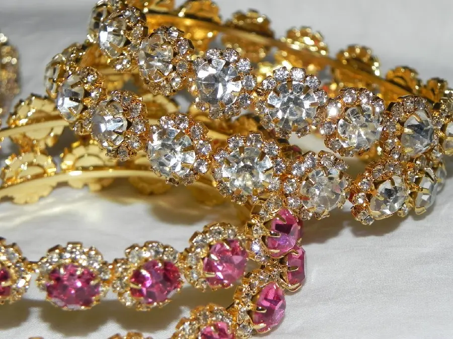 The most beautiful 24-carat gold heli pattern with cute and lovely gems in white and pink
