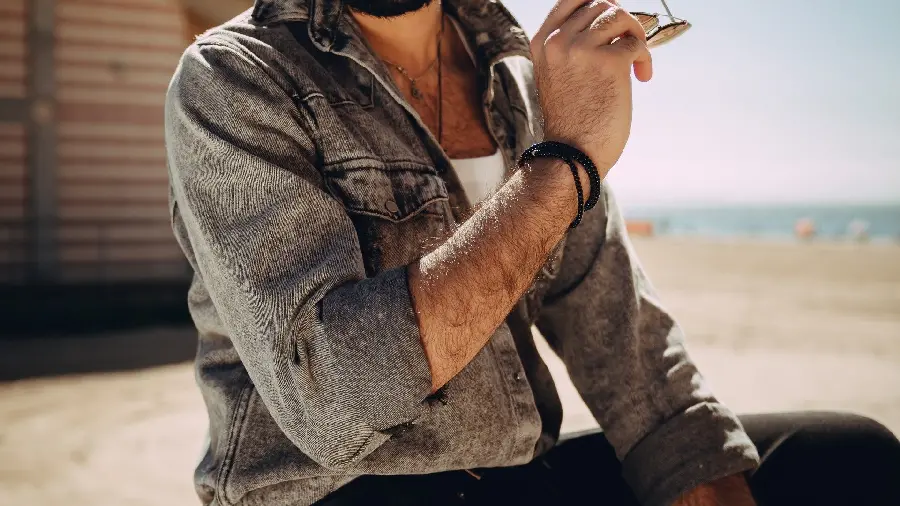 Cool 8K wallpaper of male modeling without revealing the face for the desktop