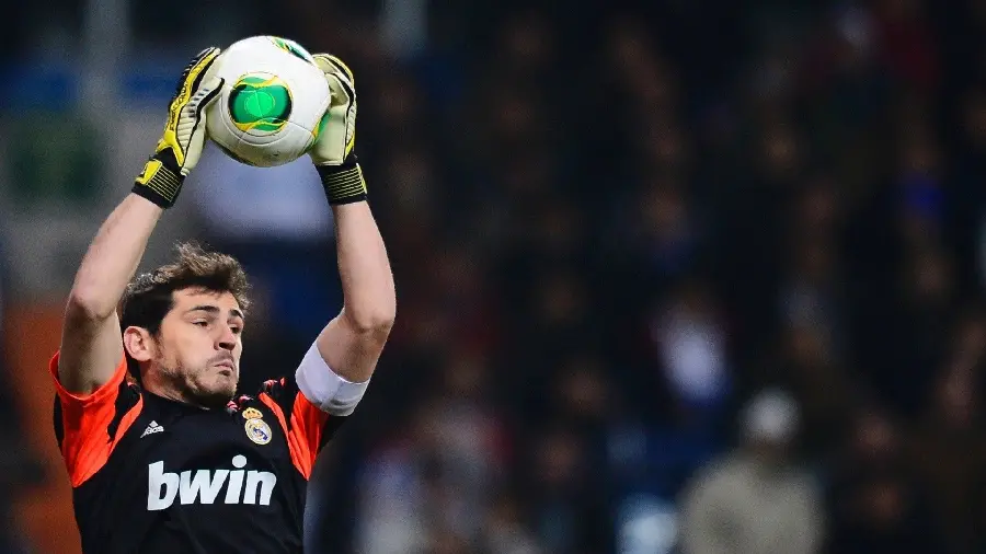 Profile picture of Casillas throwing the ball