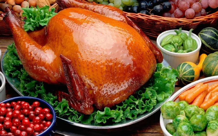 Download a high-quality and gorgeous background of a whole chicken kebab with vegetables such as jujube, lettuce, carrots, pumpkin, miniature kale