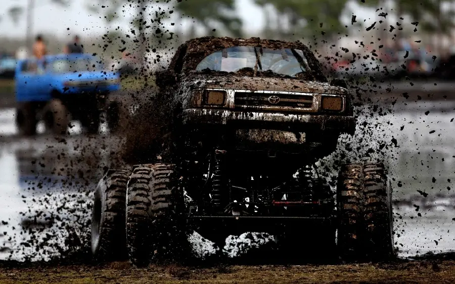 Download the worst background of the Toyota Hilux, dirty and covered in mud