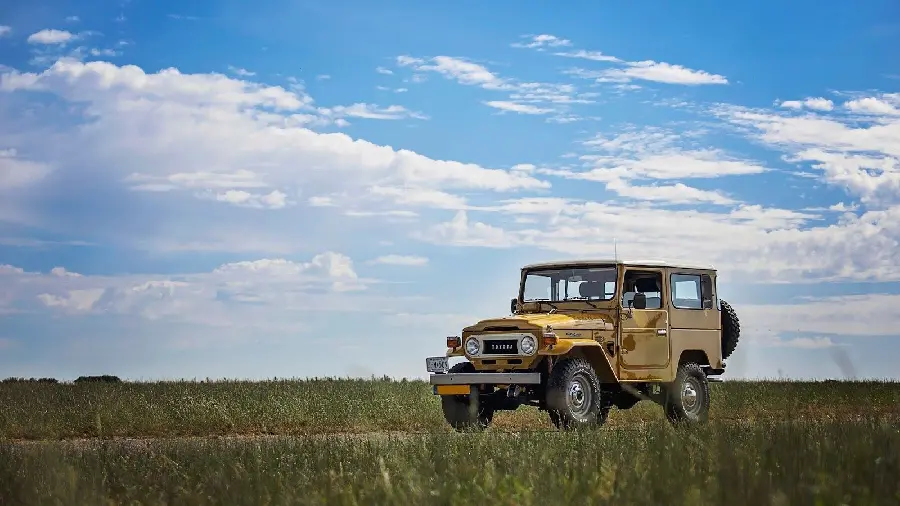 Image of old Toyota Land Cruiser 70 series