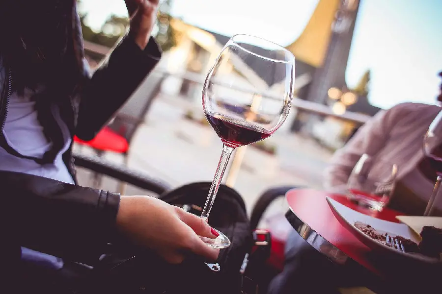 Free download of a special quality photo of a drink in the hands of a special girl