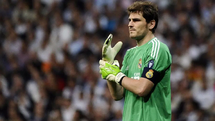 Image of Casillas goalkeeper suitable for mobile wallpaper
