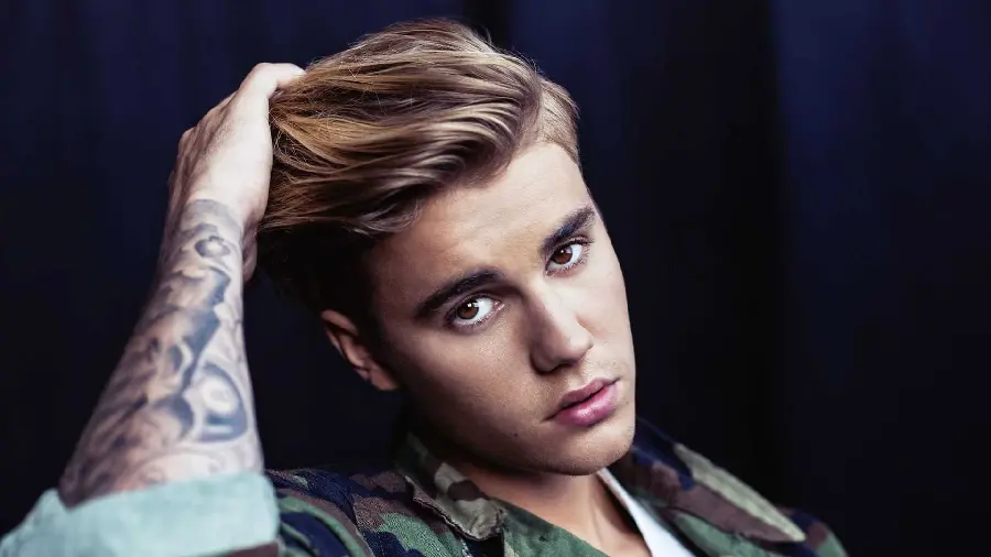 Justin Bieber's Profile Picture with a Penetrating and Desirable Look