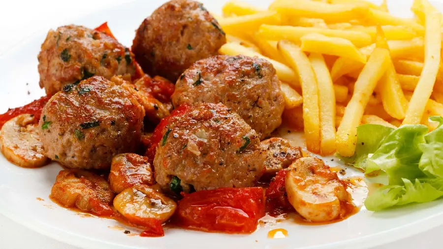 HD background of delicious and unique meatballs with fried potatoes, mushrooms, tomato sauce, lettuce suitable for Windows